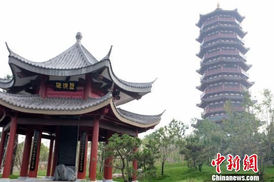 重建后的堕泪碑与岘首亭 周铁兵 摄