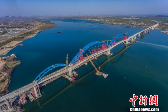 正在建设中的汉十高铁汉江特大桥(资料图) 杨东 摄