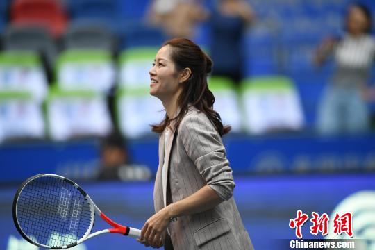 李娜参加2019年武汉网球公开赛公益活动 张畅 摄