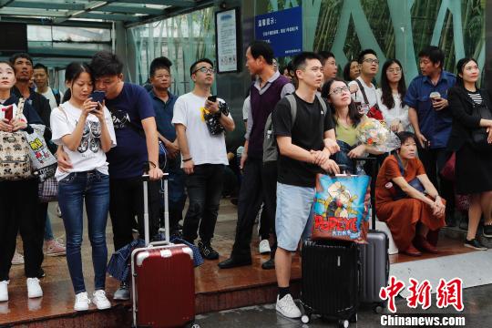 旅客从铁路上海站出发前往自己的目的地（殷立勤/摄）