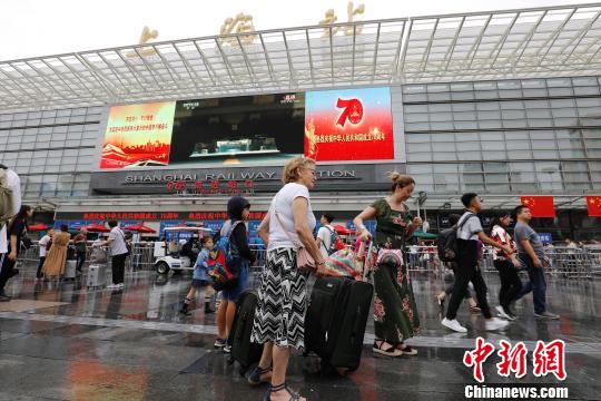 旅客从铁路上海站出发前往自己的目的地（殷立勤/摄）