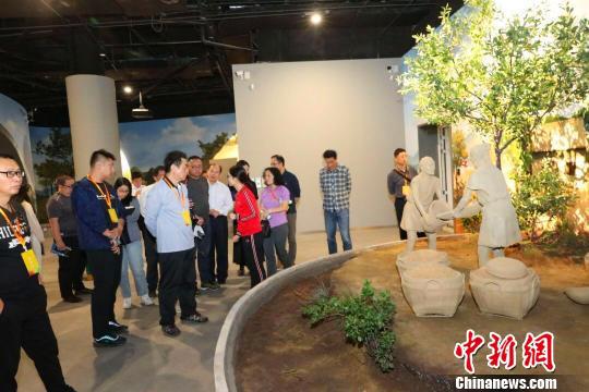 屈家岭国家考古遗址公园博物馆通过模型、场景复原等手段,重现了屈家岭先民的农耕生活。 田耀平 摄