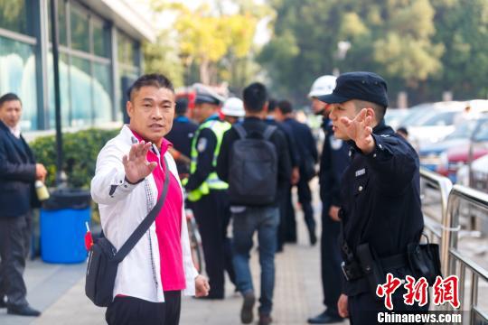 图为，武汉警方军运会执勤 应后威 摄