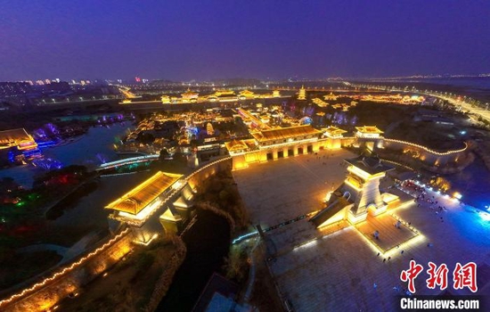 襄阳唐城夜景 杨东 摄
