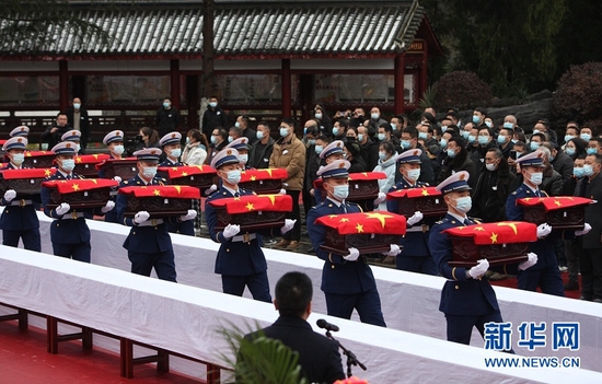 图为1月26日，在湖北省咸丰县烈士陵园，礼兵托起烈士棺椁，缓步走向安置台。新华网发 李维君摄