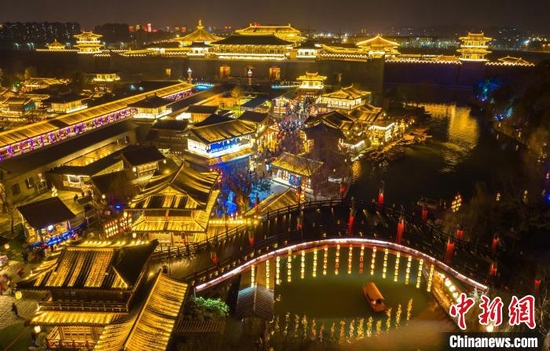 襄阳唐城夜景 杨东 摄