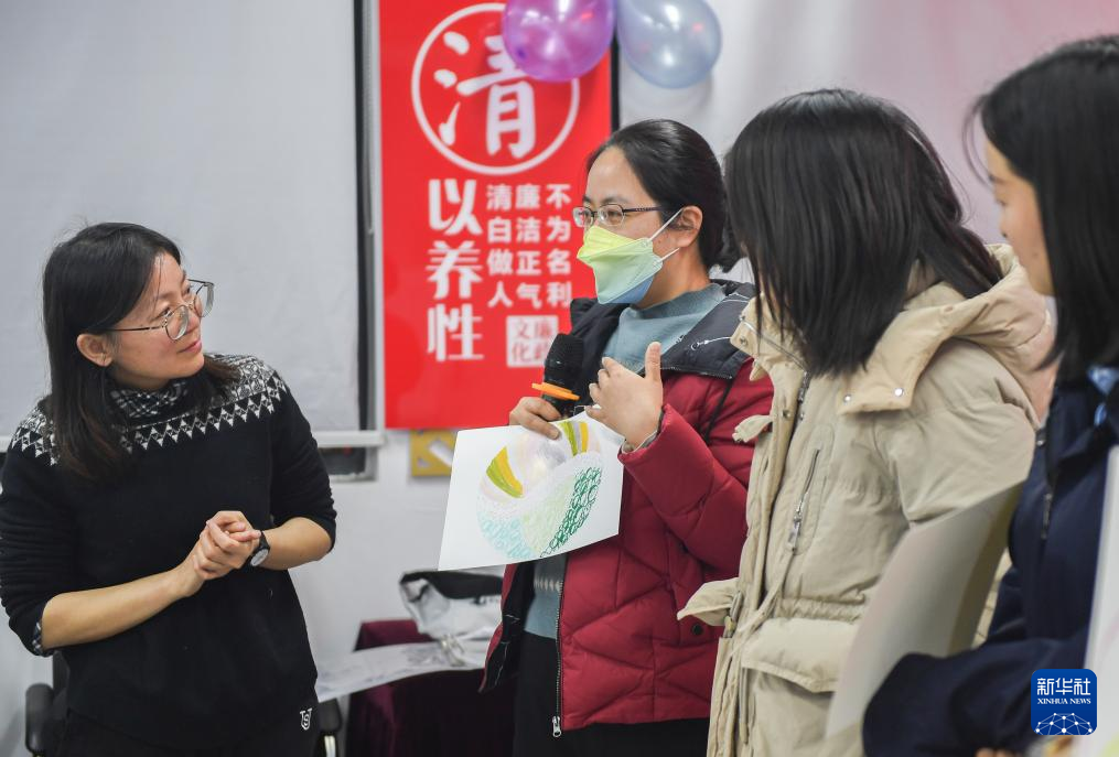 1月11日，在武汉市洪山区五环商圈服务业集聚区党群服务中心二楼，学员在完成曼陀罗绘画作品后上台分享感受。新华社记者 杜子璇 摄