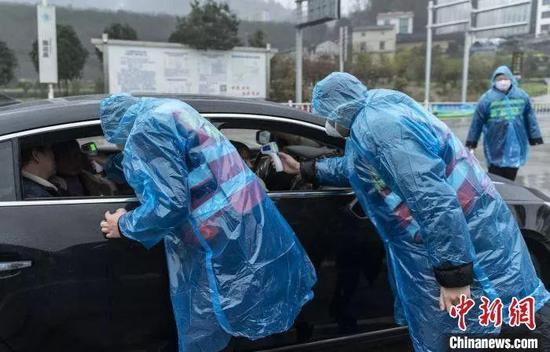 資料圖:所有進(jìn)入秭歸車輛及人員均實(shí)施疫情排查防控 鄭家裕 攝