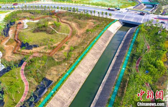 該公園具有雨洪調(diào)節(jié)和凈化水質(zhì)功能，同時(shí)為市民休閑提供了一個(gè)休閑旅游場(chǎng)所。楊東 攝