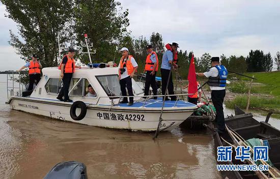 荆州公安机关和渔政部门开展打击非法捕捞联合执法。新华网发