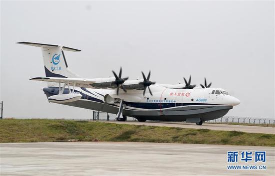 　　10月20日，“鲲龙”AG600滑向水面准备起飞。当日9时05分，国产大型水陆两栖飞机“鲲龙”AG600在湖北荆门漳河机场成功实现水上首飞起降。新华社记者 程敏 摄