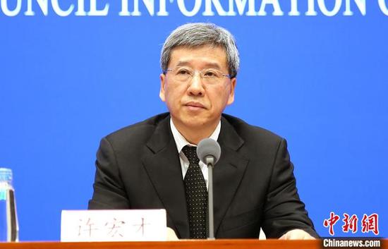 5月12日,国务院新闻办公室在北京举行国务院政策例行吹风会,介绍2019年落实重大政策措施真抓实干成效明显地方予以督查激励情况。图为财政部副部长许宏才出席会议。 中新社记者 杨可佳 摄