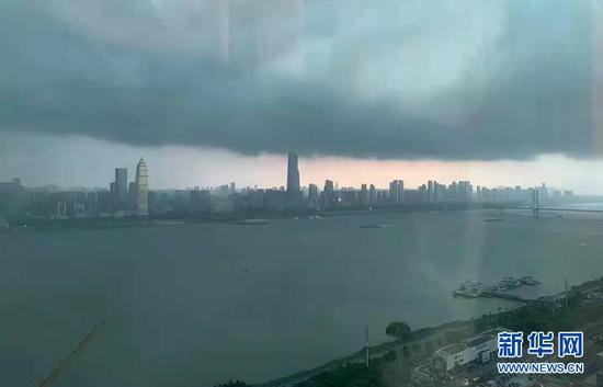 10日14时30分许,武汉市雷电暴雨来袭,顷刻间黑云压城,1小时雨量达到29.2毫米。新华网发