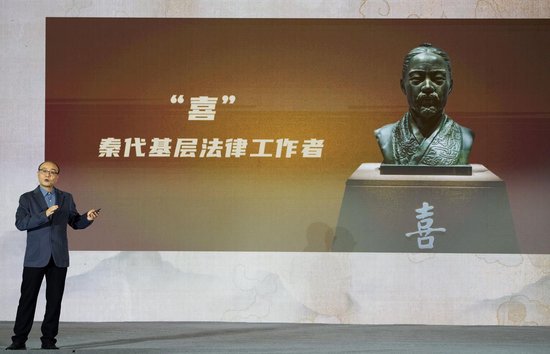 湖北省博物馆副馆长杨理胜与大家分享云梦睡虎地秦简背后的故事。(极目新闻记者 李辉 摄)