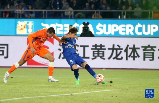 4月8日，武汉三镇队球员韦世豪（右）在比赛中射门。新华社记者贾浩成摄