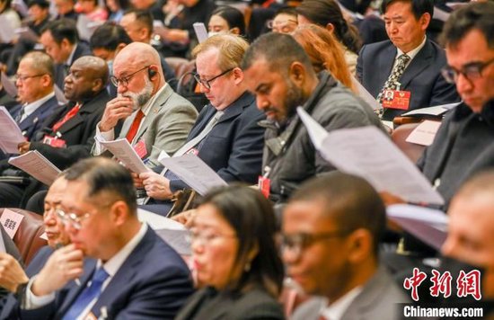 在鄂外籍人士代表受邀旁聽湖北兩會。張暢 攝