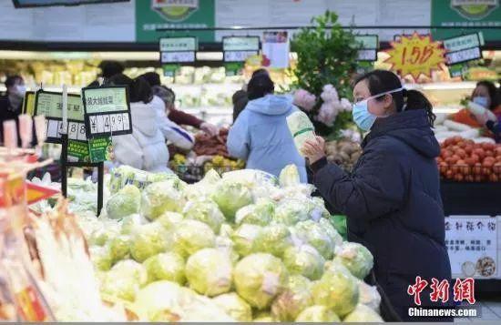 资料图：市民戴口罩买蔬菜。中新社记者 李晨韵 摄 图文不相关