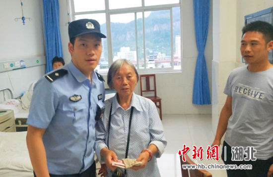 民警帮助老人找到救命钱