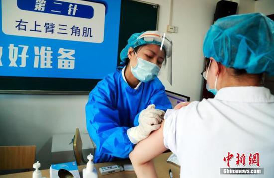 3月24日，上海仁济医院的医护人员接种新冠疫苗。目前，上海正有序推进卫生健康系统新冠疫苗接种工作，将于4月底前完成“应种尽种”。 中新社记者 汤彦俊 摄