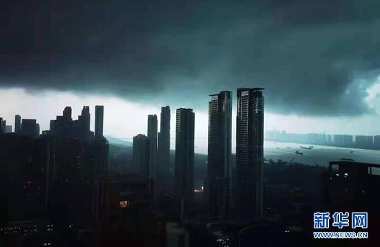 10日14时30分许,武汉市雷电暴雨来袭,顷刻间黑云压城,1小时雨量达到29.2毫米。新华网发 高超摄