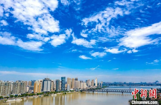 蓝天白云映照下的襄阳古城。杨东 摄