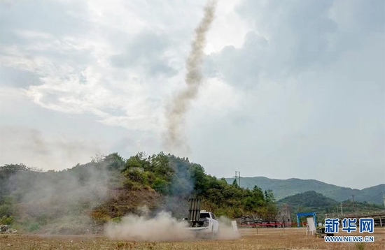 8月25日，咸宁市咸安区通过发射人工增雨火箭弹4枚迎来降雨。新华网发 陈愿兰摄