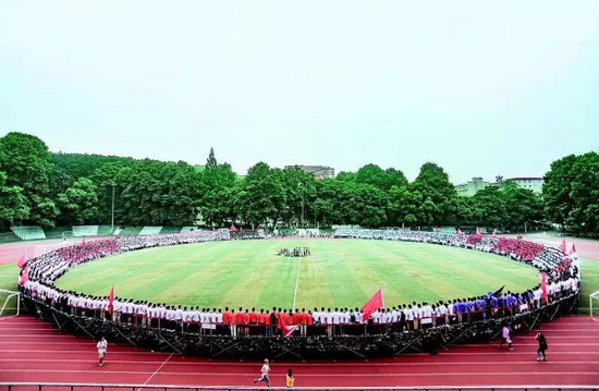 华中师范大学为毕业生拍合影,学生站满操场。