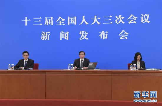 5月21日晚,十三届全国人大三次会议新闻发布会在北京人民大会堂新闻发布厅举行,大会发言人张业遂就会议议程和人大有关工作回答了中外记者提问。 新华社记者 李贺 摄
