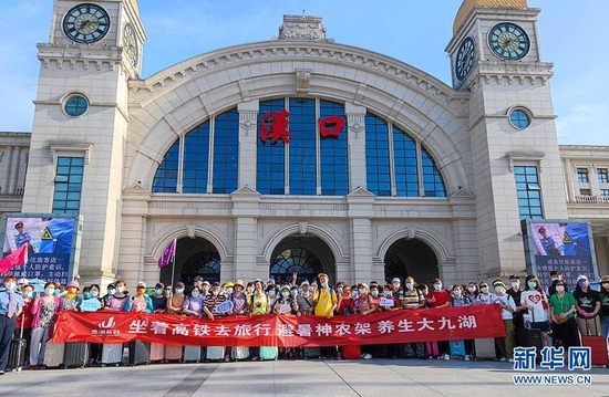 图为6月20日，游客在汉口站乘坐郑渝高铁列车赴神农架旅游。新华网发 邱晟摄