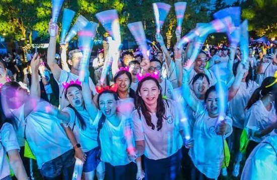图为：2019年7月8日，第十六届湖北·武汉台湾周，鄂台青年们在东湖旁参与以“越释放，越青春”为主题的鄂台青年音乐文化交流活动。