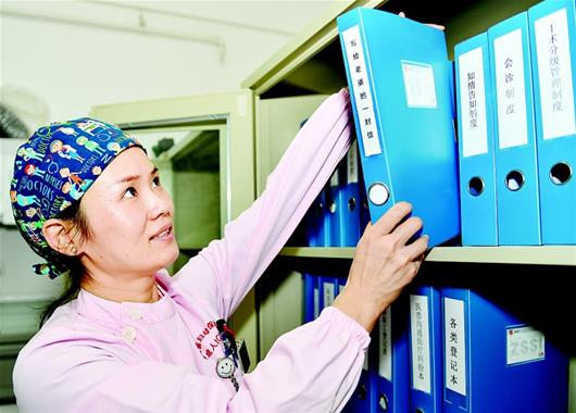 图为:医护人员将部分“ICU情书”整理收集起来