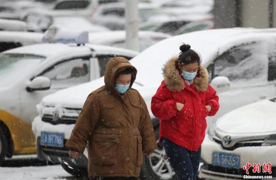 资料图：3月4日，沈阳市民冒雪出行。 于海洋 摄