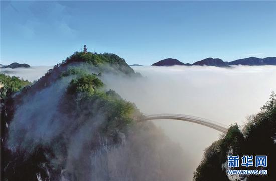 神农架天燕景区云蒸雾绕,恍若仙境。
