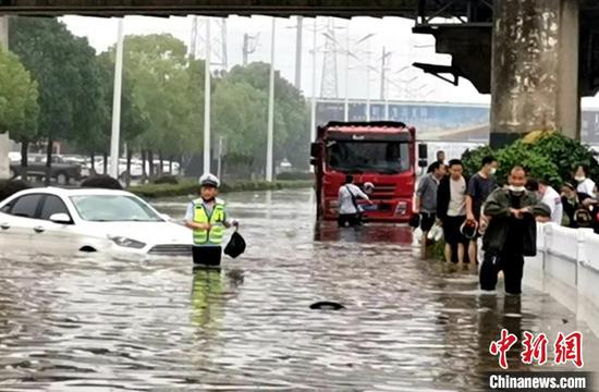 襄阳市襄州区一立交涵洞渍水，交警在现场开展施救　李琦雯　摄