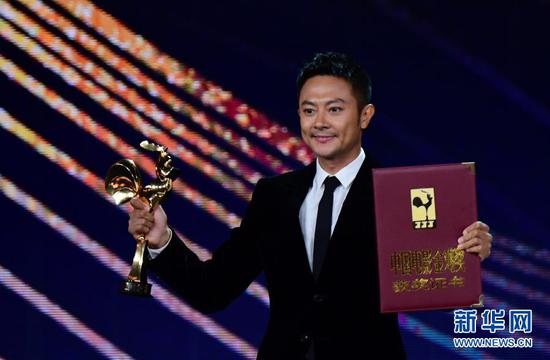 11月28日,演员印小天获得第33届中国电影金鸡奖最佳男配角奖。新华社记者 魏培全 摄