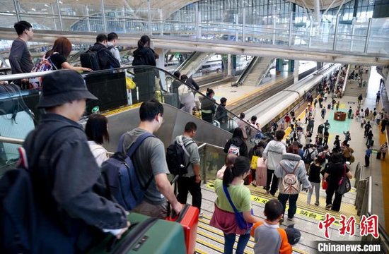 旅客在武汉站进站乘车出行。中新网记者 张畅 摄