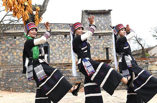 2019年11月28日，云南石林县圭山镇大糯黑村村民在进行彝族大三弦舞表演。 新华社记者 周华 摄