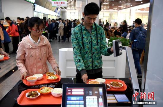 资料图:某高校食堂学生在打饭。中新社记者 韩苏原 摄