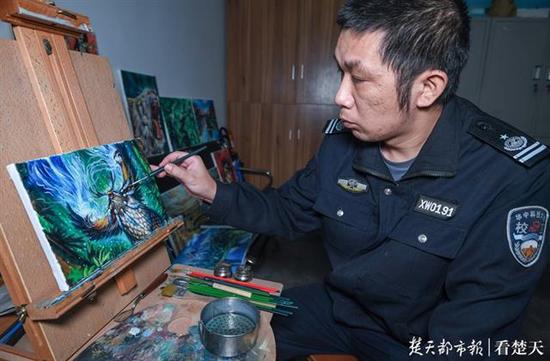 毕业|华科现“扫地僧”保安 业余油画作艳惊校园学子