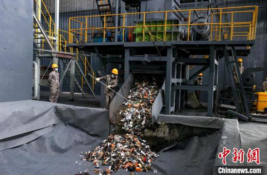 图为咸宁市湖北危险废物处置中心销毁现场 张畅 摄