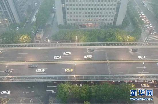 10日14时30分许,武汉市雷电暴雨来袭,顷刻间黑云压城,1小时雨量达到29.2毫米。新华网发