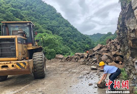 湖北远安山石塌方　王浪亭　摄