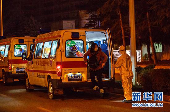 圖為新冠肺炎輕癥患者被轉(zhuǎn)送至武漢客廳方艙醫(yī)院接受治療。新華網(wǎng)發(fā) 董宏祥攝