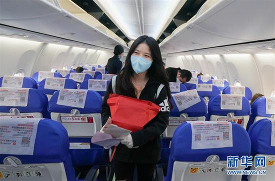 4月8日,在武汉天河国际机场,东方航空MU2527航班旅客登机。 新华社记者 程敏 摄