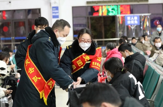 1月26日，麻城火车站工作人员在候车室内给候车的外出务工人员免费送上水饺。（中国铁路武汉局集团有限公司供图）