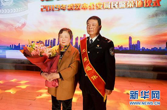 近日，武漢市公安局283名民警光榮退休正式告別警營。圖為退休民警告別警營儀式現(xiàn)場。新華網(wǎng)發(fā) 應(yīng)后威攝