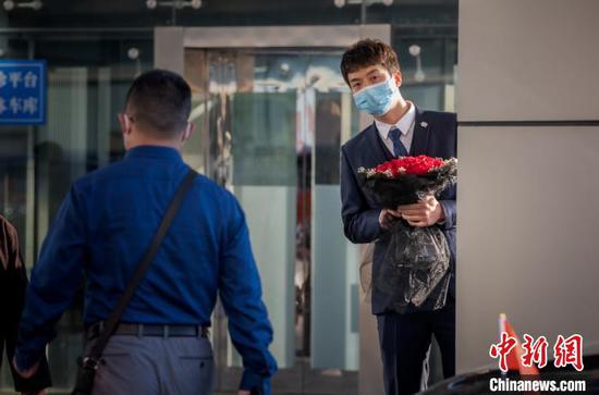求婚小伙捧着玫瑰悄悄来到医院。　江苏省人民医院供图
