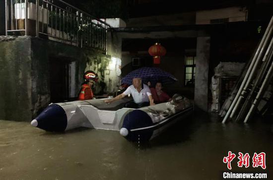 湖北咸宁暴雨内涝导致多人被困 朱燕林 摄