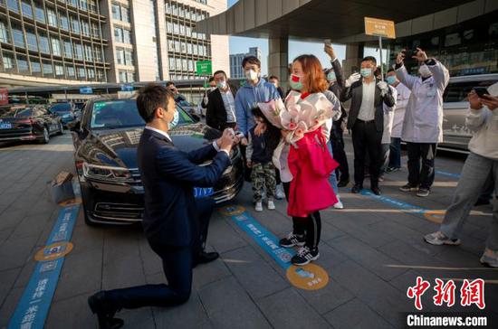 求婚小伙单漆跪地，拿出了精心准备好的求婚戒指。　江苏省人民医院供图