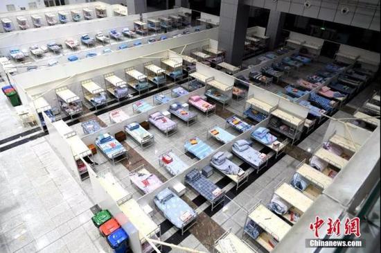 2月4日,武汉市国际会展中心“方舱医院”内景。安源 摄